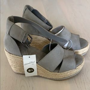 Gray Wedges Universal Thread